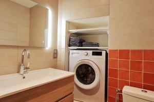 uma casa de banho com uma máquina de lavar roupa e um lavatório em Le 56 Faubourg - Proche centre - Parking gratuit em Beaune