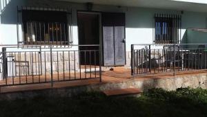 un porche de una casa con vallas de hierro forjado en La Vista de Gredos, en Navarredonda de Gredos