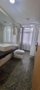 Ένα μπάνιο στο Durbar Hotel & Residence