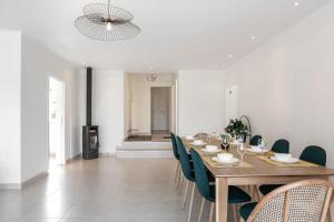 - une salle à manger avec une table et des chaises en bois dans l'établissement Casa Amarela - Countryside Villa by LovelyStay, à Alcobaça