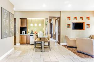 a dining room and kitchen with a table and chairs at Stunning & Spacious Apartments at Miramar Lakes in South Florida in Miramar