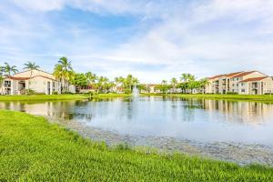 ein großer Teich in einem Wohnviertel mit Häusern in der Unterkunft Stunning & Spacious Apartments at Miramar Lakes in South Florida in Miramar