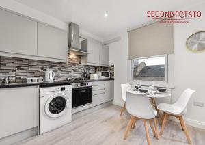 Кухня или мини-кухня в Apartment at the Heart of Broadway Market
