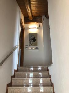 戈沃內的住宿－La Cinciallegra，建筑中的一个有灯光的楼梯