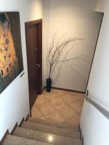 un escalier avec une plante dans un pot à côté d'une porte dans l'établissement La Cinciallegra, à Govone