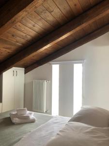 戈沃內的住宿－La Cinciallegra，一间卧室配有一张床,上面有两条毛巾