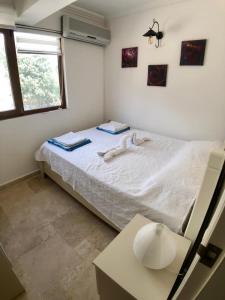 een kleine slaapkamer met een bed en een tafel bij Amazing 2 bedroom penthouse! in Kas