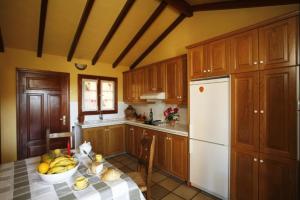 Kuchyň nebo kuchyňský kout v ubytování Vivelorural Casa rural Las Rosas con piscina