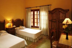 1 dormitorio con 2 camas y ventana en Casa rural en el Risco de Agaete A en Agaete