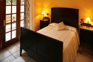 Postel nebo postele na pokoji v ubytování Vivelorural Casa rural Las Rosas con piscina