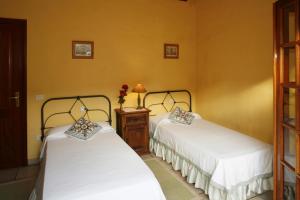 Postel nebo postele na pokoji v ubytování Vivelorural Casa rural Las Rosas con piscina