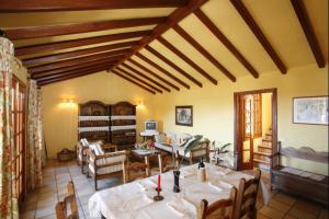 Posezení v ubytování Vivelorural Casa rural Las Rosas con piscina + 13 fotografií