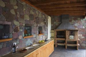 Kuchyň nebo kuchyňský kout v ubytování Vivelorural Casa rural Las Rosas con piscina