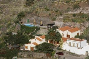 una vista aérea de una casa con piscina en Casa rural en el Risco de Agaete A, en Agaete