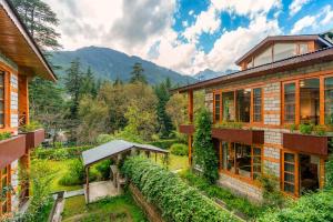 StayVista at Himalayan Retreat في مانالي: منزل مطل على الجبال