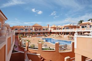 Blick auf den Innenhof eines Resorts mit Pool in der Unterkunft Beautiful 3 bed Apartment in Caleta de Fuste