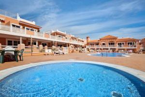 ein großer Pool vor einem Resort in der Unterkunft Beautiful 3 bed Apartment in Caleta de Fuste