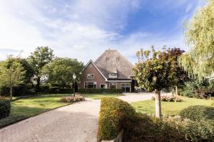 uma casa grande com um telhado grande em de Zuiderstolp em Zuidermeer