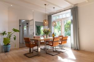 a dining room with a table and chairs at de Zuiderstolp in Zuidermeer