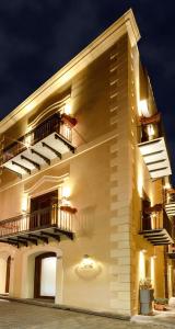 un edificio con balcones en un lateral en Hotel La Plumeria en Cefalú