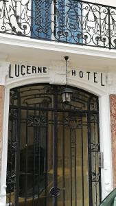 una puerta a un hotel con una puerta de hierro forjado en Le Lucerne, entre thermes et centre ville-lamaisondefrancois03, en Vichy