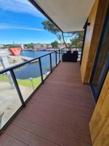 balkon domu z widokiem na wodę w obiekcie Apartament CARO w mieście Mrzeżyno