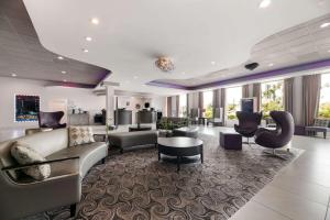 Poilsio erdvė arba baras apgyvendinimo įstaigoje Clarion Inn & Suites Across From Universal Orlando Resort