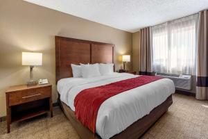 Habitación de hotel con cama grande y ventana en Comfort Inn & Suites Hays I-70 en Hays
