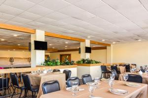 Rodeway Inn Santee I-95 tesisinde bir restoran veya yemek mekanı