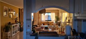 salon ze stołem i laptopem w obiekcie Apartment Campoamor Descansa w mieście Campoamor