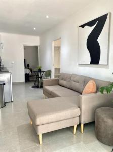 Posezení v ubytování Angazi Guesthouse Unit 3 - Modern 2 Bedroom Apartment with Pool