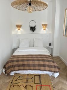 a bedroom with a bed with a brown blanket at Nau in Marseille