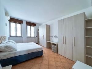 En eller flere senge i et værelse på Amply Lit Harmony Home Via Brocchi + 21 billeder