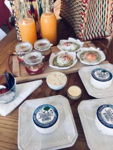 uma mesa de madeira com pratos de comida e sumo de laranja em Monte Clérigo Casas de Campo em Almodôvar