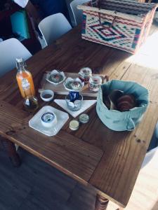 una mesa de madera con una bandeja de comida. en Monte Clérigo Casas de Campo en Almodôvar