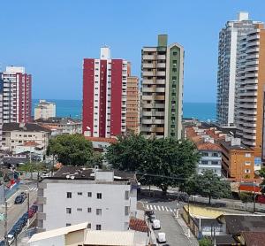 Apartamento Praia Grande -Canto do Forte في برايا جراندي: اطلالة على مدينة ذات مباني طويلة
