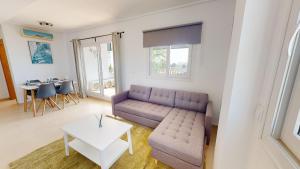 ein Wohnzimmer mit Sofa und Tisch in der Unterkunft Casa Atlantico A-A Murcia Holiday Rentals Property in Sucina