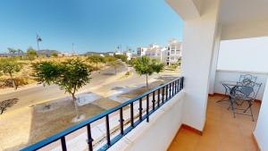 einen Balkon mit Straßenblick in der Unterkunft Casa Atlantico A-A Murcia Holiday Rentals Property in Sucina