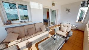 ein Wohnzimmer mit einer Couch und zwei Sesseln in der Unterkunft Casa Atlantico A-A Murcia Holiday Rentals Property in Sucina