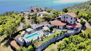widok z lotu ptaka na dom z basenem w obiekcie Casa Perla Holidays w mieście Juraši