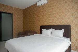 Ein Bett oder Betten in einem Zimmer der Unterkunft The Lavana Greenkhaza Villa Jogja