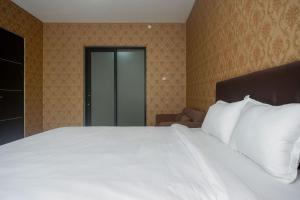 Ein Bett oder Betten in einem Zimmer der Unterkunft The Lavana Greenkhaza Villa Jogja