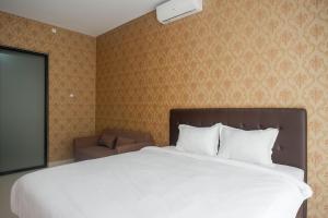 Ein Bett oder Betten in einem Zimmer der Unterkunft The Lavana Greenkhaza Villa Jogja