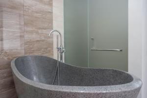 Ein Badezimmer in der Unterkunft The Lavana Greenkhaza Villa Jogja