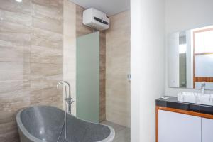 Ein Badezimmer in der Unterkunft The Lavana Greenkhaza Villa Jogja