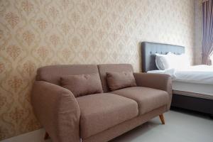 Ein Bett oder Betten in einem Zimmer der Unterkunft The Lavana Greenkhaza Villa Jogja