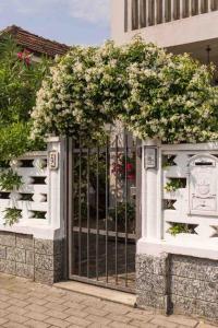 A garden outside Extra Comfort - Casa Vicino a Milano e Linate