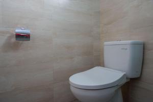 Ein Badezimmer in der Unterkunft The Lavana Greenkhaza Villa Jogja