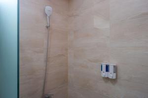 Ein Badezimmer in der Unterkunft The Lavana Greenkhaza Villa Jogja