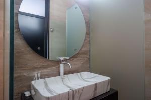 Ein Badezimmer in der Unterkunft The Lavana Greenkhaza Villa Jogja